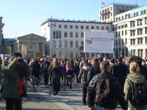 handle fair.: Demo am Brandenburger Tor